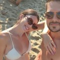 "Trenuci koji su prešli u sećanje": Miloš Biković krišom slikao ženu i sina na plaži: Oko njih nema nikoga, pogledajte u…
