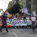 Počela Prajd šetnja u Beogradu: Park Manjež okićen zastavama duginih boja