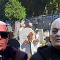 Futa stigao na pomen pa izveo ritual pored groba Marine Tucaković! Boki 13 se ne odvaja od njega sav markiran od glave do…