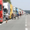 Kamioni u problemu na prelazima Teretnjaci čekaju baš dugo, ali na sremskoj rači je drugačije