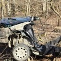 Prepolovljen automobil, delovi rasuti po putu Stravična nesreća u Hrvatskoj u kojoj je učestvovalo vozilo srpskih registarskih…
