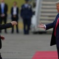 Дубока држава на апаратима: Трамп изложио фотографију са Путином у Белој кући (фото)