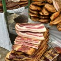 Slanina oko 1.000-1.200 dinara, sremski kulen 1.000 po komadu, čvarci 800! Delikatesi za svačiji ukus: Cenovnik sa Slaninijade…