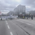 Протест против изградње акваријума: Полиција легитимисала градјане, колона кренула у круг око ограђеног простора у парку Ушће…