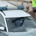 (Video) Pazi, ručna! Policijski automobil „pobegao“ pravo u more