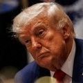 „Tramp izložen pretnjama zbog sopstvene politike“: CNN analizira njegov drugi mandat, koji „rizikuje zastoj na više frontova“…