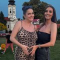 17 godina se borila za potomstvo, SAD čeka blizance: Pevačica pokazala svoj trudnički stomak, pozira u uskoj tigrastoj…