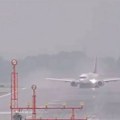 "Osetio se jak miris dima, sledeće čega se sećam je da smo se prevrtali po travi": Avion sa 162 ljudi završio van piste