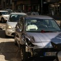 Драматичне слике са места несреће код Бранковог моста: Аутомобил пробио ограду, више возила уништено (фото)