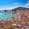"Čovek prazni septičku jamu": Izlile se fekalije na poznatoj plaži na Jadranu