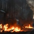 Neverovatan snimak sa protesta u Parizu Dok grad gori, par mirno pijucka piće na terasi pored Trijumfalne kapije (video)