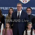 Vučić sa decom iz Severne Makedonije: Uneo badnjak u Predsedništvo, pa svima poželeo mir
