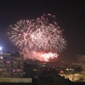 Srećna srpska nova godina: Nestvarna atmosfera na gradskim trgovima, vatromet sija u svim bojama: Ovako je Srbija slavila…
