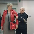 Obezbeđenje Opštine Inđija izbacilo novinarku Vericu Mariničić iz zgrade VIDEO
