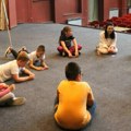 Školarci prikupljali novac za seosko pozorište, a ovog petka igra se predstava „Šašava pesma“: Koji je značaj ove…