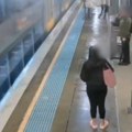 Odakle ova životinja na železničkoj stanici? Neverovatan prizor šokirao putnike! (video)