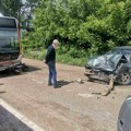 Saobraćajka kod Leskovca: U sudaru automobila i autobusa povređene dve osobe, put u blokadi