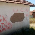 Veličaju zločinca Hajrizija: Grafiti na porodičnoj kući Đurkovića kod Vučitrna - Oglasila se Kancelarija za KiM (foto)