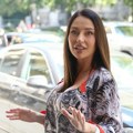 (Video) Katarina Živković izašla iz porodilišta: Pevačicu iz bolnice izvele dve drugarice: Ona blista, ful našminkana, a…