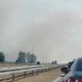 Požar na autoputu! Gust dim smanjio vidljivost, vozila ne mrdaju ni makac! (VIDEO)