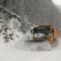 Na pojedinim pravcima puteva prvog i drugog prioriteta ima od pet do 10 centimetara snega– spisak