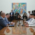 Ćaci neće da jedu ili ipak hoće: Istorijat gladi Vučićevih naprednjaka. Od Tome Nikolića do Martinovića
