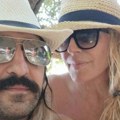 Evo kako Verica i njen partner rešavaju probleme: Veljko otkrio u jednoj fotografiji "Pustim da me izujeda"