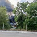 Požar u Zemunu: Crni dim kulja na sve strane, vatrogasci na terenu (foto)