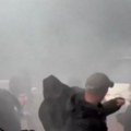 Haos na protestima! Brutalna tuča navijača i policije, zapaljen automobil, konjica razbija demonstrante