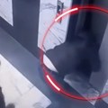 Noćna mora svakog roditelja: Dete propalo kroz vrata lifta – otac skočio u mrak da ga spase! (video)
