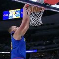 Ovako izgleda kada Nikola Jokić zakucava: Srbin dobio "autoput" do koša, pa oduševio navijače u Koloradu