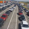 (Foto) Totalna agonija na granicama! Putnici na ivici nerava, ako ste zaputili na ovaj prelaz, dobro se spremite: Kolona je…
