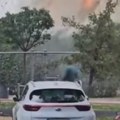 (Video) Neko namerno pali? Ponovo gore klupa i dekorativno rastinje na Keju žrtava racije Vatrogasci na terenu