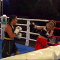 Sramota u Italiji - bokserka nespremna za meč, a protivnica je prebija: Prvi put ušla u ring, sudija morao da je spase!