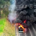 Zapalio se autobus, vatra se proširila i po putu (VIDEO)