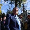 Nema zastave RS: Dodik odbio da ustane u sudu, rekao da ga bole leđa i tražio optužnicu na ćirilici