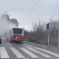 Zapalio se autobus na Banjici: Kulja beli dim na sve strane (foto)