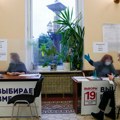 Izbori u Rusiji: Uhapšena žena koja je sipala zelenu boju u glasačku kutiju (video)