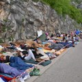Hiljade ljudi spava pod vedrim nebom: Hodočasnici u Ostrogu došli da se poklone moštima Svetog Vasilija Ostroškog, mnogi…