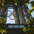 FOTO: Olimpijski prstenovi postavljeni na Ajfelovoj kuli