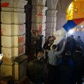 Učesnici protesta opozicije u ns razbili stakla na Gradskoj kući, polili je fekalijama