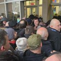 Aktivisti pokušali da uđu u Skupštinu Beograda, izašla Policijska brigada