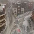 (Video) Da li je ovo: Moguće?! Grad napadao do kolena, ulice kao usred januara: Superćelijska oluja pogodila poznato…