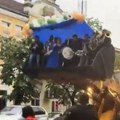 Dolazak u velikom stilu! Snimak devojke na bageru oduševio region, a tek da čujete objašnjenje