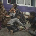 Palestinci u Gazi blokiraju i istovaruju desetine kamiona UN sa hranom