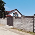Uložio: 50.000 evra da sredi kuću u selu Naš pevač pokazao kako teku radovi, žena ga snimila na placu (foto)