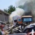 Buknuo požar u krugu fabrike u Rumenki: Vatrogasci dojurili, sve se dimilo, prizor je jeziv