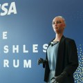 Разговарали смо са хуманоидним роботом Софијом на првом Виса СЕЕ Цасхлесс форуму