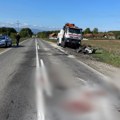 Vozilo spljošteno, put oboljen krvlju Stravične slike nakon jezivog sudara kod Bresnice, stradala jedna osoba