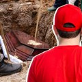 Poslali dostavljača na sahranu da donese cveće, a ono što su kamere snimile sve je zaprepastilo